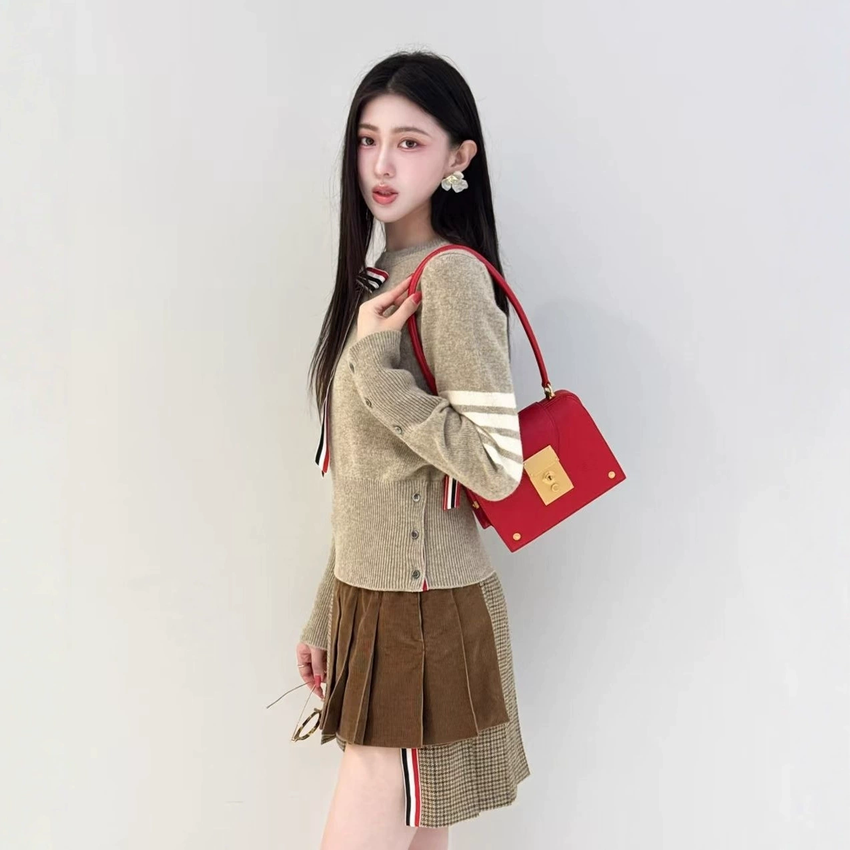 Bow-knitted sweater + short skirt